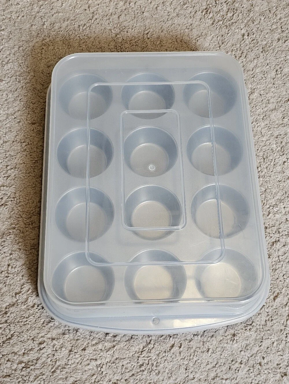 New! Wilton Premium 12 Cup Nonstick Metal Muffin / Cupcake Pan with Snap on Lid